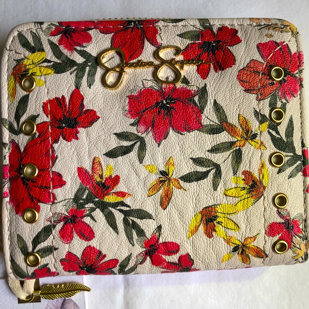 🔥🆕Jessica Simpson Floral Zip bifold wallet